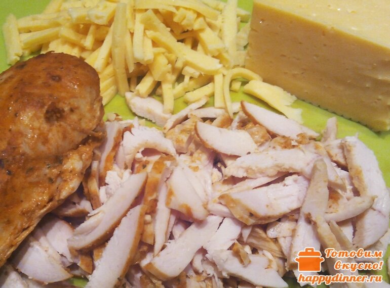 Копченую куриную грудку и сыр твердых сортов нашинковать для салата