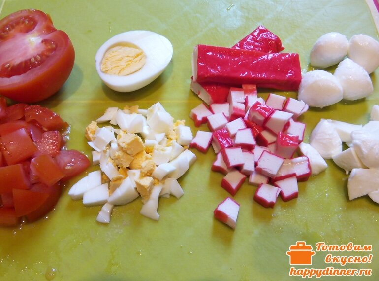 Продукты для приготовления салата из крабовых палочек с помидорами и моцареллой