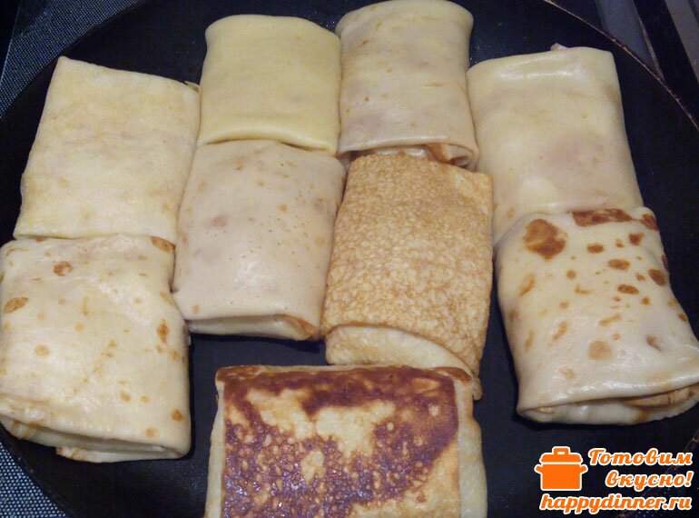 Обжарить блины с курицей на сковороде